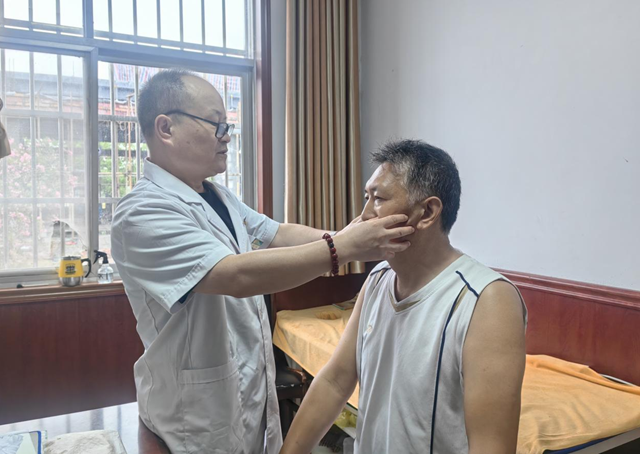 秋季過(guò)敏性鼻炎頻發(fā)？中醫(yī)專(zhuān)家教您搓熱迎香穴緩解不適