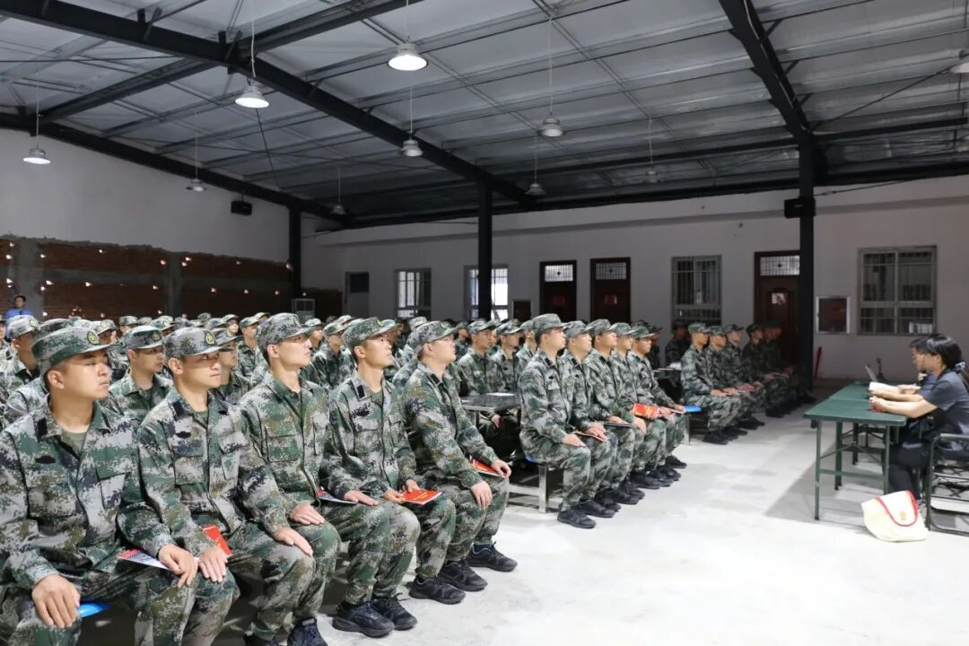 正陽法院聯(lián)手檢察院開展“送法進(jìn)軍營”活動 助力新兵筑牢法治之基