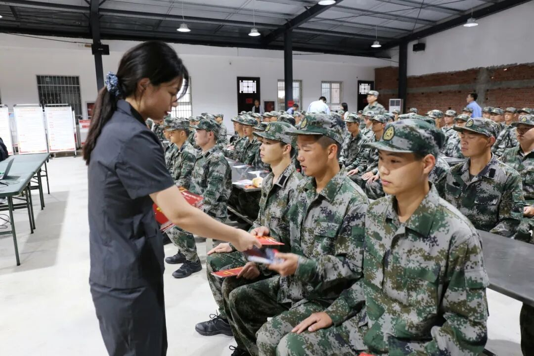 正陽法院聯(lián)手檢察院開展“送法進(jìn)軍營”活動 助力新兵筑牢法治之基