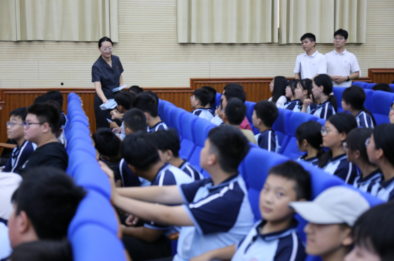 正陽法院開展“開學(xué)第一課”法治宣傳進校園活動