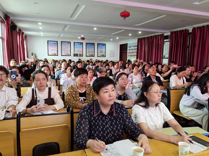  您好，一年級！家長，家長，預備起！——駐馬店市第十一小學舉行一年級新生家長講座