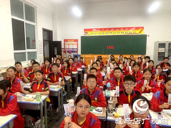 平輿思源實(shí)驗(yàn)學(xué)校在全校范圍內(nèi)開展的“護(hù)苗·綠書簽”主題班會(huì)