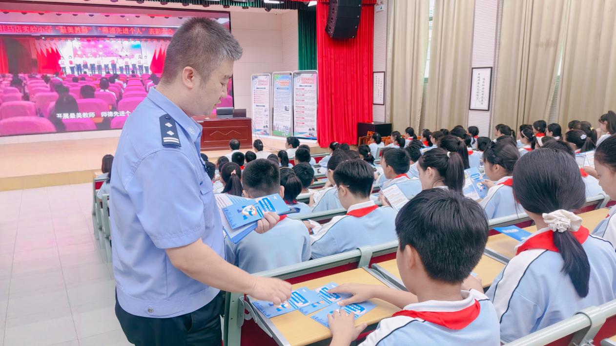 驛城網(wǎng)警走進校園 攜手“小網(wǎng)友”共筑清朗網(wǎng)絡空間