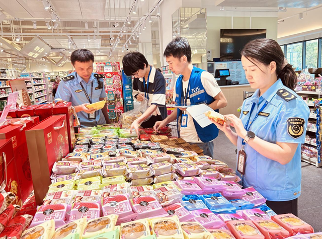 駐馬店市市場監(jiān)管局示范區(qū)分局開展“雙節(jié)”前食品安全專項(xiàng)檢查