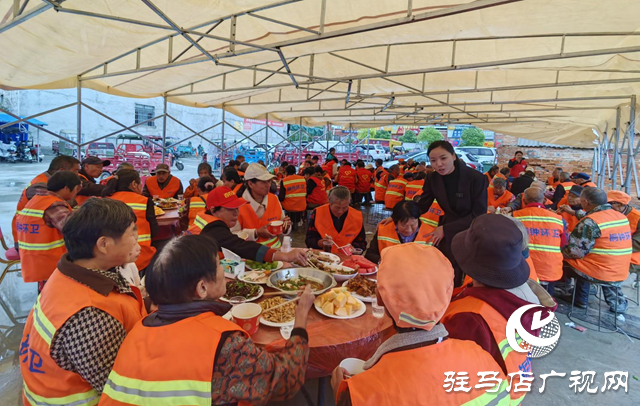 正陽(yáng)縣多部門(mén)聯(lián)合慰問(wèn)環(huán)衛(wèi)工共慶中秋?