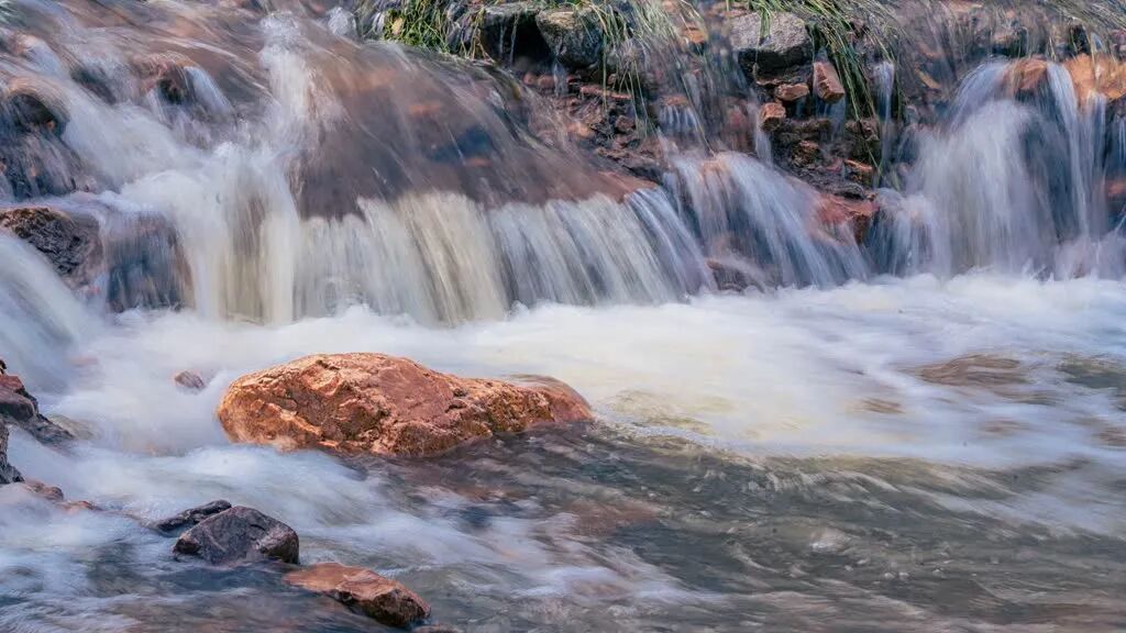 秋日秘境—駐馬店紅石崖竟藏著一道飛瀑流泉的仙境！