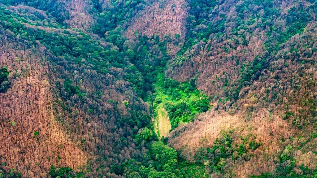 秋日秘境—駐馬店紅石崖竟藏著一道飛瀑流泉的仙境！