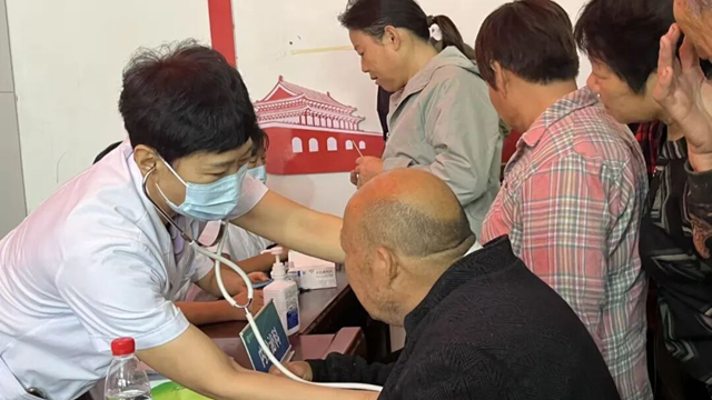  駐馬店市第一人民醫(yī)院醫(yī)療志愿服務(wù)隊走進(jìn)石寨鋪村