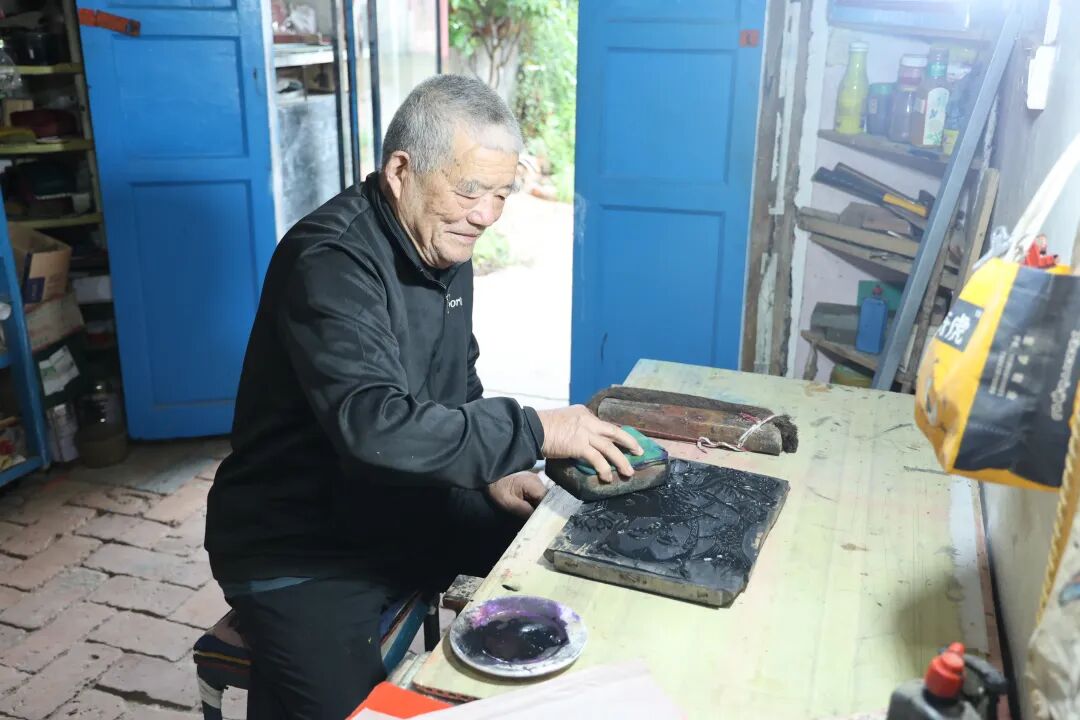 縣區(qū)動態(tài)|92歲省級非遺傳承人李傳清 以刀為筆刻繪“德勝祥”年畫新韻