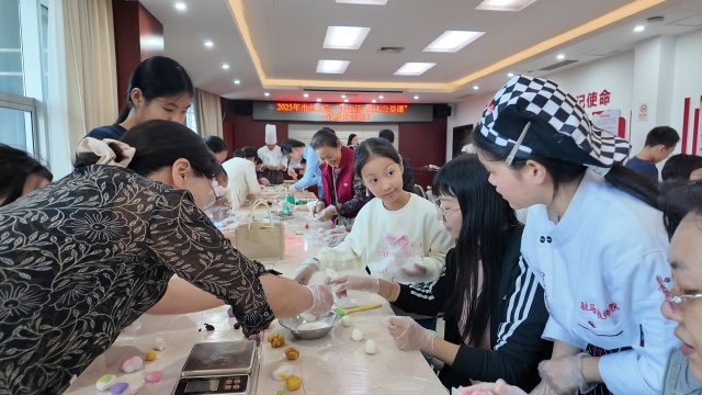 駐馬店市總工會(huì)開(kāi)展“美生活”中秋月餅手工制作活動(dòng)