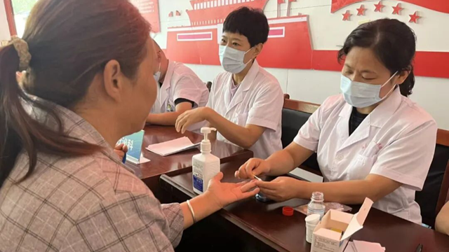  駐馬店市第一人民醫(yī)院醫(yī)療志愿服務(wù)隊走進(jìn)石寨鋪村