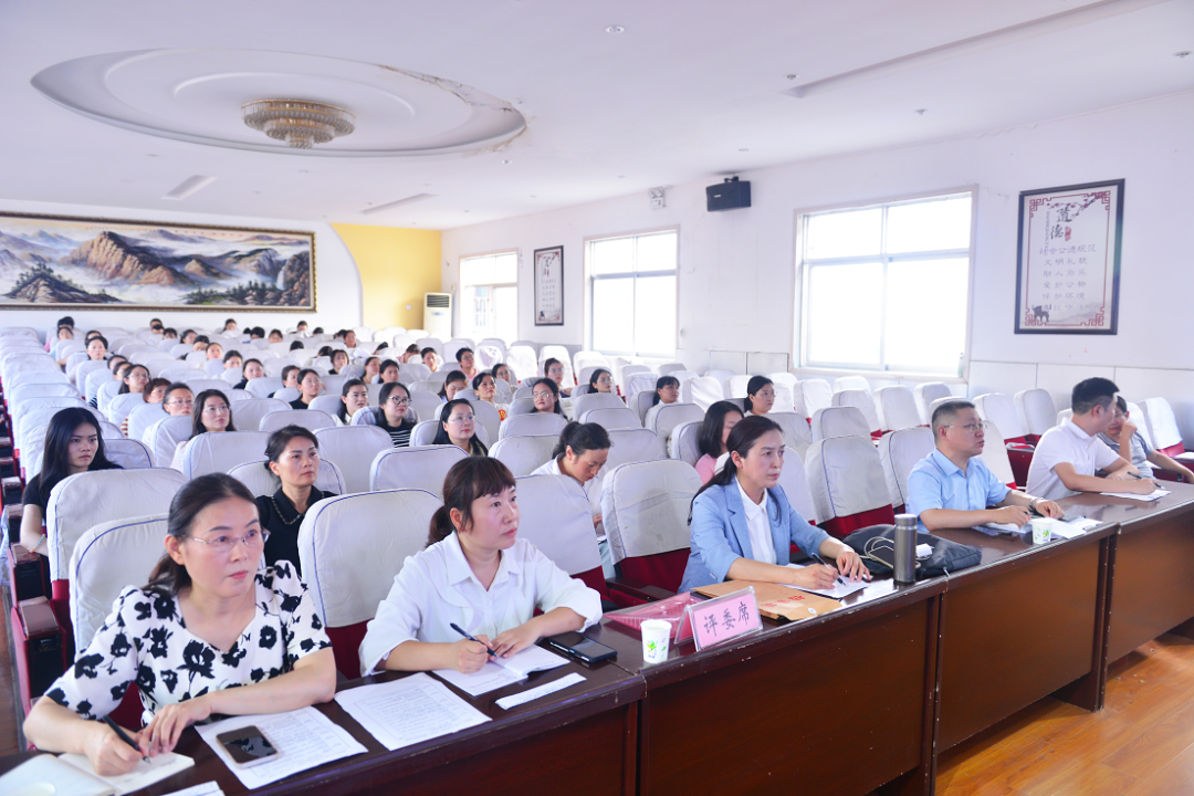 駐馬店市第三小學(xué)舉行2025年班主任班會課“大比武”活動