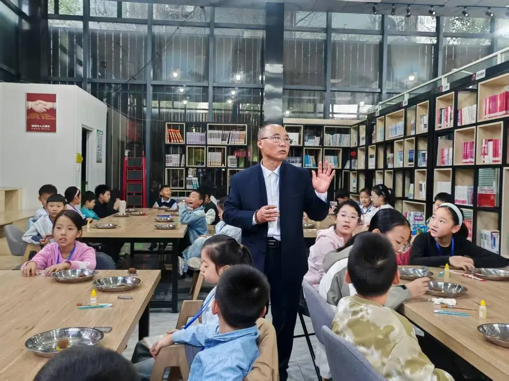 探秘非遺蓍草 傳承天中文脈 | 駐馬店市圖書館舉辦非遺蓍草手工制作活動