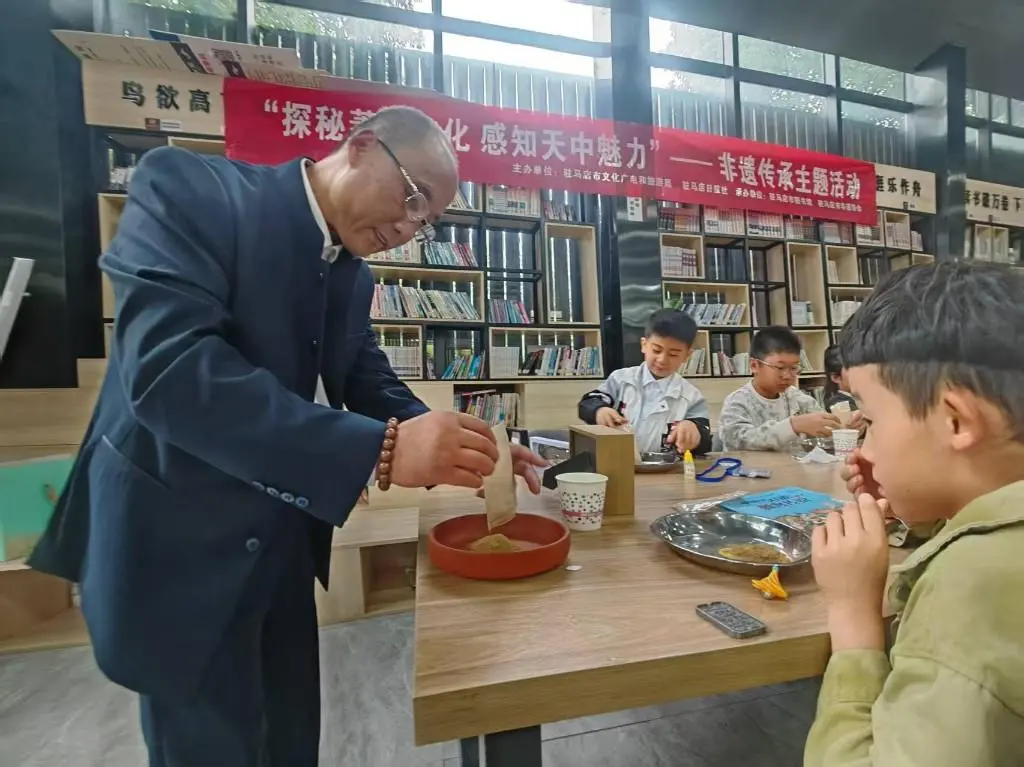 探秘非遺蓍草 傳承天中文脈 | 駐馬店市圖書館舉辦非遺蓍草手工制作活動