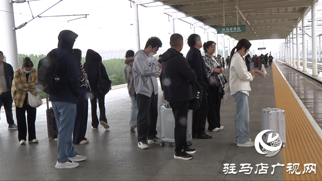  駐馬店西站詳解候補購票服務(wù) 助力雙節(jié)旅客安心出行