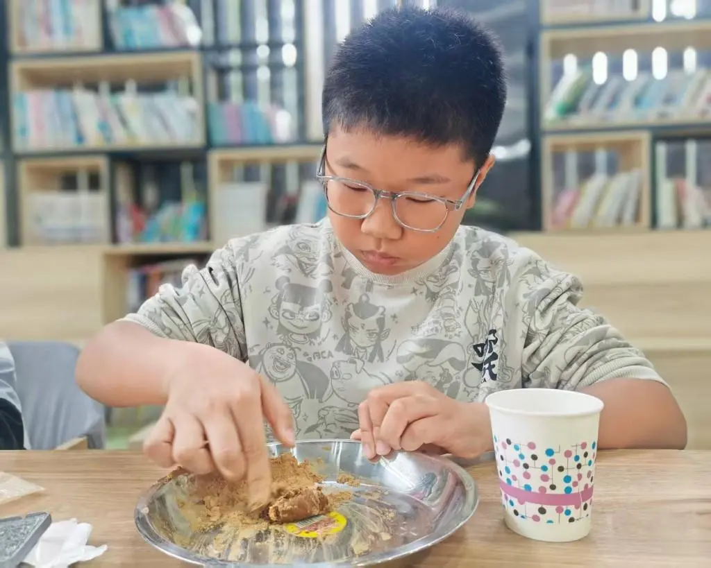 探秘非遺蓍草 傳承天中文脈 | 駐馬店市圖書館舉辦非遺蓍草手工制作活動
