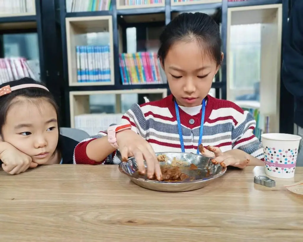探秘非遺蓍草 傳承天中文脈 | 駐馬店市圖書館舉辦非遺蓍草手工制作活動