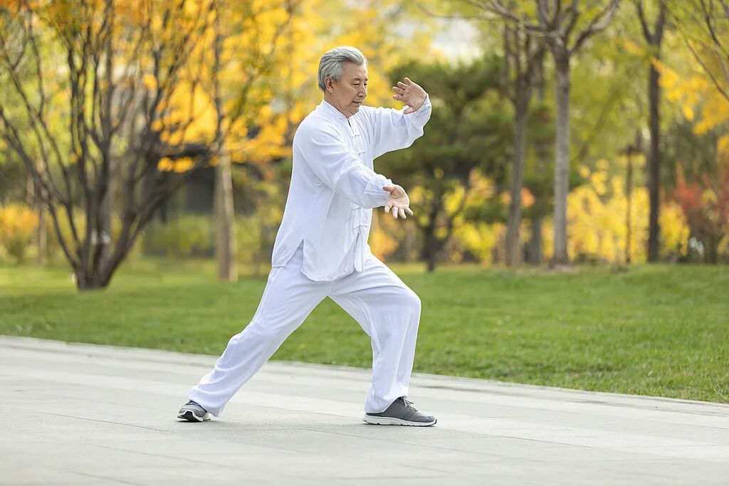 今日秋分，牢記三忌、三宜、三秘訣，秋冬少生?。? /></p>
<p><strong>宜寧心靜神，斂肝氣</strong></p>
<p>古人認(rèn)為，肝主疏泄，調(diào)暢氣機(jī)，喜條達(dá)而惡抑郁。肝氣不舒，容易出現(xiàn)情緒煩躁、易怒、失眠等。</p>
<p>保持樂觀開朗的心態(tài)，是抵御&ldquo;悲秋&rdquo;情緒的有效武器。閑暇時(shí)刻，走出家門，投身于大自然，無論是漫步林間小道，參與娛樂活動(dòng)，還是攀登高峰，都是開闊心胸的方式。</p>
<p><strong>三秘訣</strong></p>
<p><strong>秋分行一事</strong></p>
<p>秋分養(yǎng)生，從養(yǎng)肺開始；養(yǎng)肺之道，在于深呼吸。嘗試一下熱水蒸汽呼吸法。</p>
<p>第一步，在茶杯中倒入適量的熱水，讓水蒸氣自然升起。</p>
<p>接著身體放松，將茶杯口對(duì)準(zhǔn)口鼻部，保持一定距離，緩慢而深長地通過鼻子吸入蒸汽，每次持續(xù)約10分鐘。</p>
<p>熱水蒸汽呼吸法，能夠幫助濕潤呼吸道，緩解鼻腔和喉嚨的干燥，清理內(nèi)火。</p>
<p><img src=