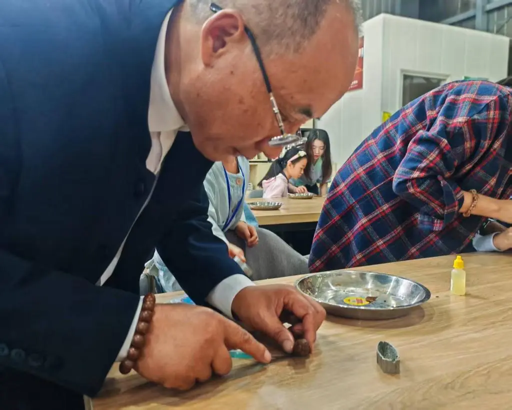 探秘非遺蓍草 傳承天中文脈 | 駐馬店市圖書館舉辦非遺蓍草手工制作活動