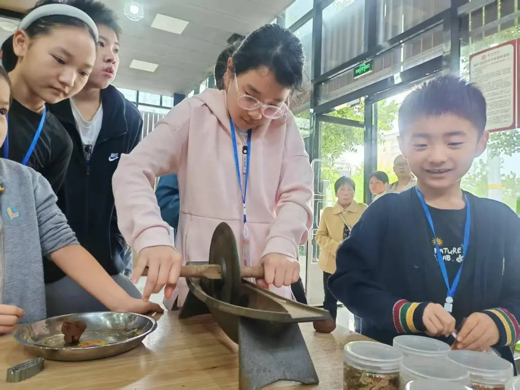 探秘非遺蓍草 傳承天中文脈 | 駐馬店市圖書館舉辦非遺蓍草手工制作活動