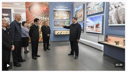 習近平參觀新疆維吾爾自治區(qū)成立70周年主題成就展