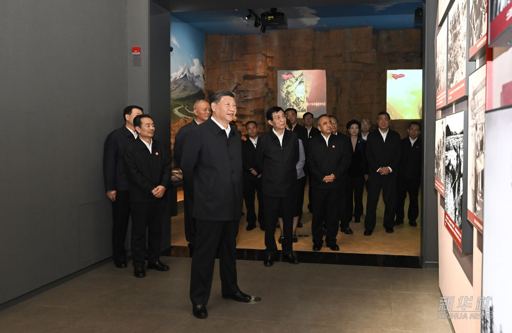 習近平參觀新疆維吾爾自治區(qū)成立70周年主題成就展