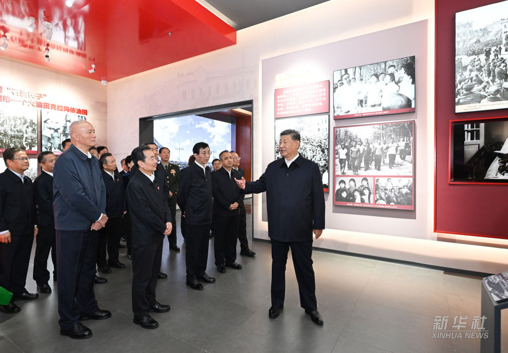 習近平參觀新疆維吾爾自治區(qū)成立70周年主題成就展