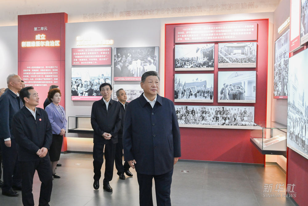 習近平參觀新疆維吾爾自治區(qū)成立70周年主題成就展
