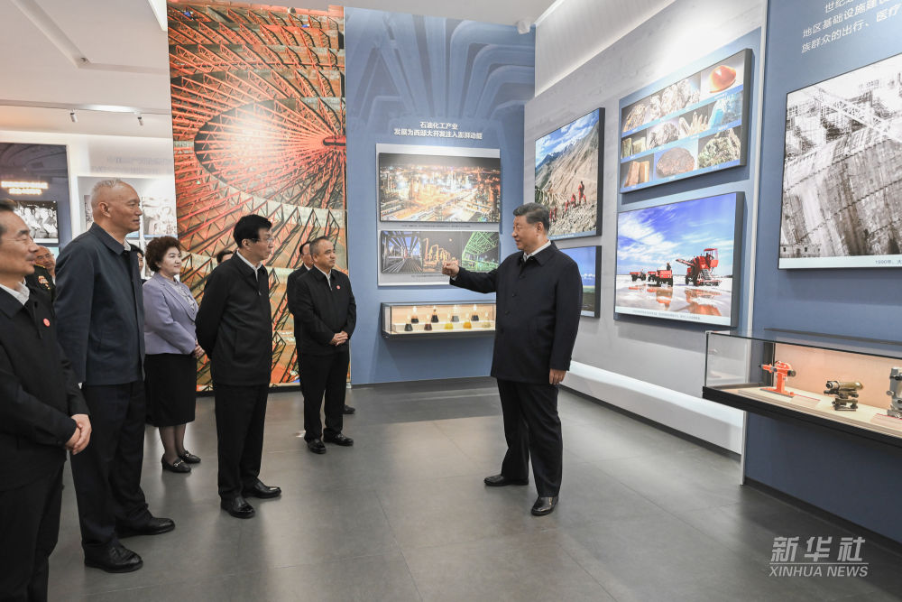 習近平參觀新疆維吾爾自治區(qū)成立70周年主題成就展