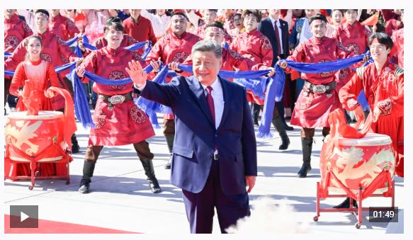 習(xí)近平在出席新疆維吾爾自治區(qū)成立70周年慶?；顒?dòng)后返回北京
