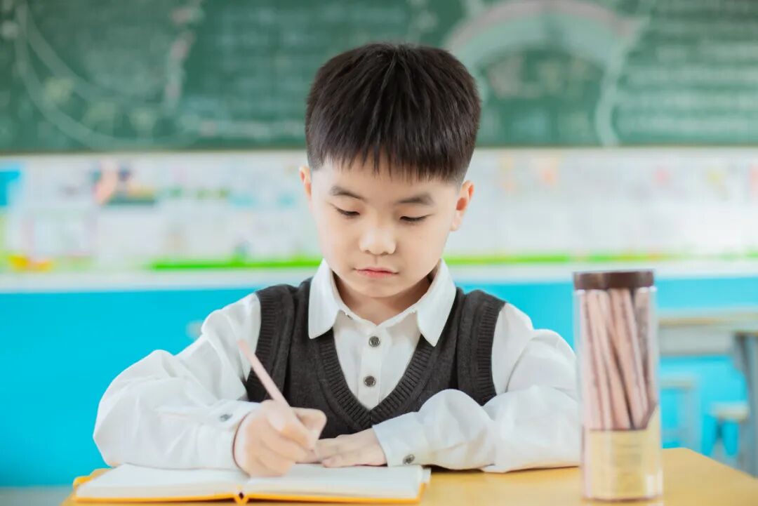 這種病正一點(diǎn)點(diǎn)偷走孩子的脊柱健康！做好3個(gè)方面，有效預(yù)防