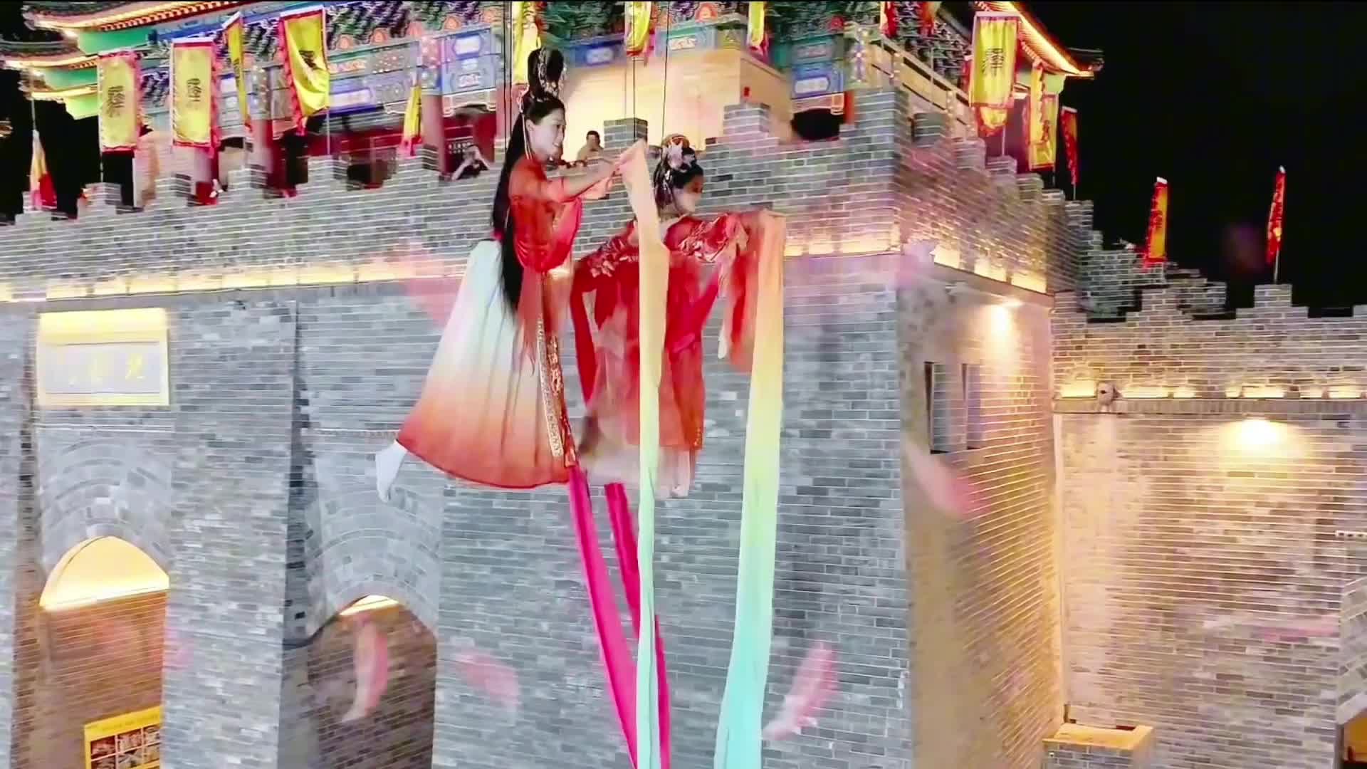【大美天中】霓虹爍夜 漢服翩躚：駐馬店皇家驛站上演視覺(jué)盛宴
