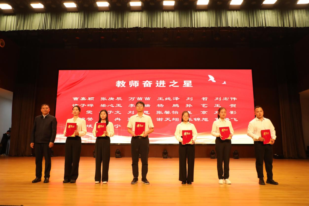 （晨會(huì)選題）駐馬店職業(yè)技術(shù)學(xué)院隆重召開(kāi)“向上向善 感恩奮進(jìn)”主題活動(dòng)表彰大會(huì)暨“我為師生辦實(shí)事”主題活動(dòng)啟動(dòng)儀式