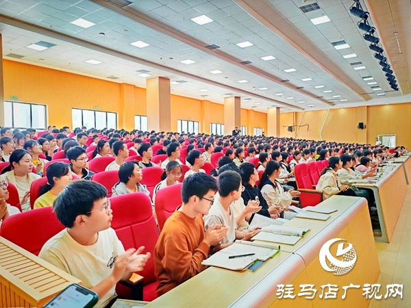平輿縣人民法院送法進校園 為平輿一高學(xué)子送上“成長防護指南”