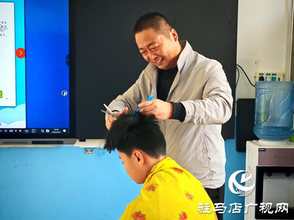 平輿縣特殊教育教師代佳：用愛為特殊孩子撐起一片天