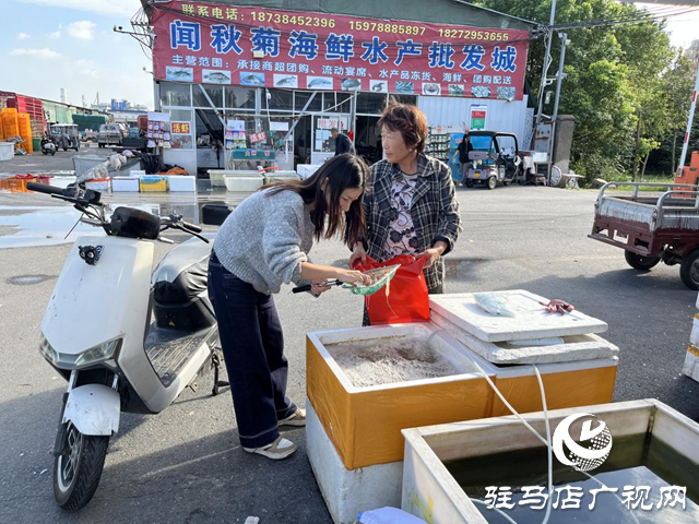 駐馬店市眾信市場(chǎng)水產(chǎn)區(qū)供銷兩旺 鮮活水產(chǎn)豐富市民雙節(jié)餐桌