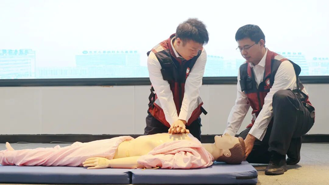  練就急救本領(lǐng) 提升應(yīng)急能力——駐馬店市中心醫(yī)院舉辦緊急醫(yī)學(xué)救援隊(duì)培訓(xùn)會(huì)