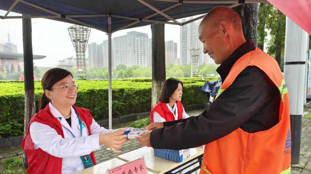 我市開展“服務(wù)百姓健康行動”大型義診活動