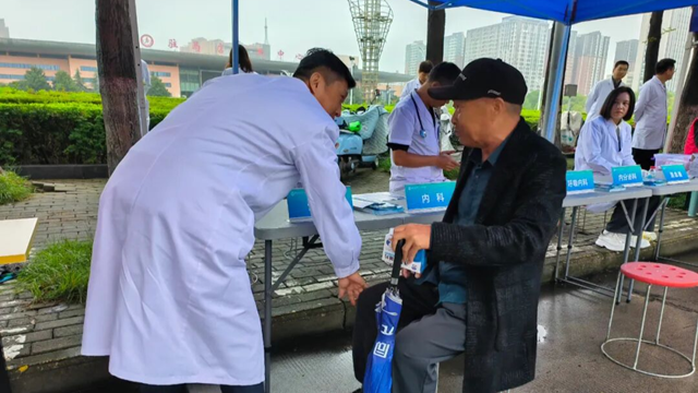 健康送身邊，義診暖人心——駐馬店市第一人民醫(yī)院開展“服務(wù)百姓健康行動(dòng)”義診活動(dòng)