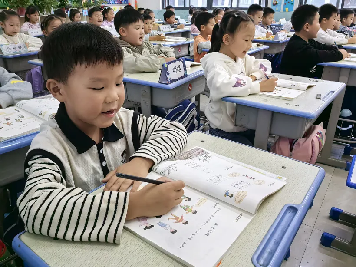 駐馬店市第三小學開展2025年秋季學期一、二年級習慣口令化展示活動