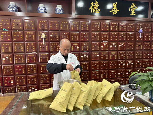 中醫(yī)館獻愛心 免費發(fā)放流感預防中藥包??