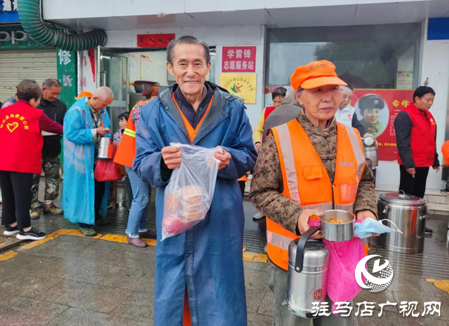 確山縣盤龍街道生產(chǎn)街社區(qū)開(kāi)展“迎中秋 慶國(guó)慶”慰問(wèn)活動(dòng)