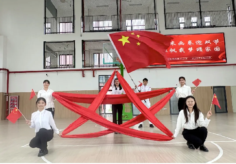 駐馬店市第六小學(xué)“百米畫卷迎雙節(jié)，紅帆載夢頌家國”主題繪畫活動紀(jì)實