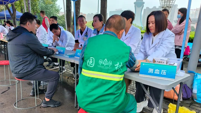 健康送身邊，義診暖人心——駐馬店市第一人民醫(yī)院開展“服務(wù)百姓健康行動(dòng)”義診活動(dòng)