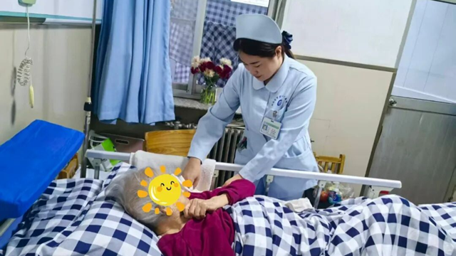  駐馬店市第一人民醫(yī)院—醫(yī)養(yǎng)結(jié)合科：用心守護，讓愛延續(xù)，雙面錦旗背后的照護日記