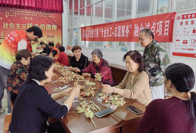 驛城區(qū)老街街道開展老年人手工活動 ?