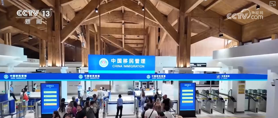 雙節(jié)同慶！中外旅客跨境游走旺 全國(guó)口岸迎出入境高峰