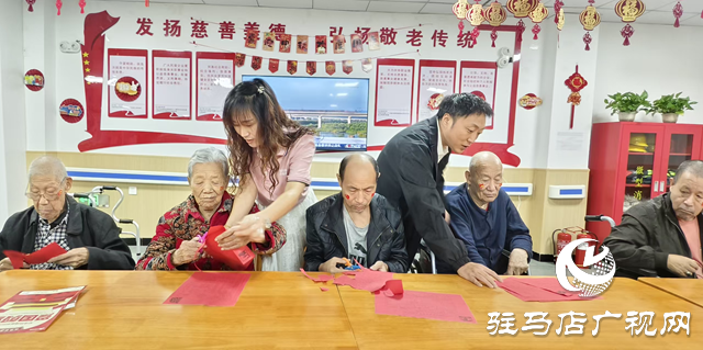 驛城區(qū)東風街道養(yǎng)老中心開展“迎國慶”主題活動 老人剪紙品月唱紅歌暖度佳節(jié)??
