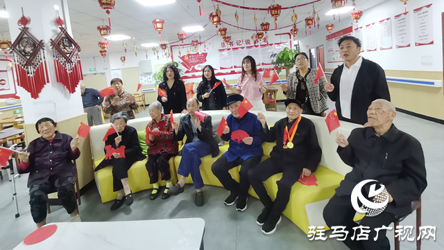 驛城區(qū)東風街道養(yǎng)老中心開展“迎國慶”主題活動 老人剪紙品月唱紅歌暖度佳節(jié)??