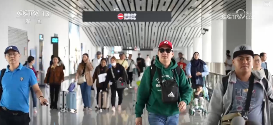 雙節(jié)同慶！中外旅客跨境游走旺 全國(guó)口岸迎出入境高峰